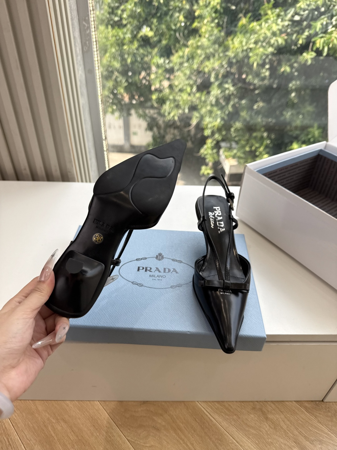 G887[微笑]新款 Prada 普拉达走秀款尖头镂空高跟鞋 复古老钱风单鞋/凉鞋 未来科技感满满 时尚界久违的极简之美