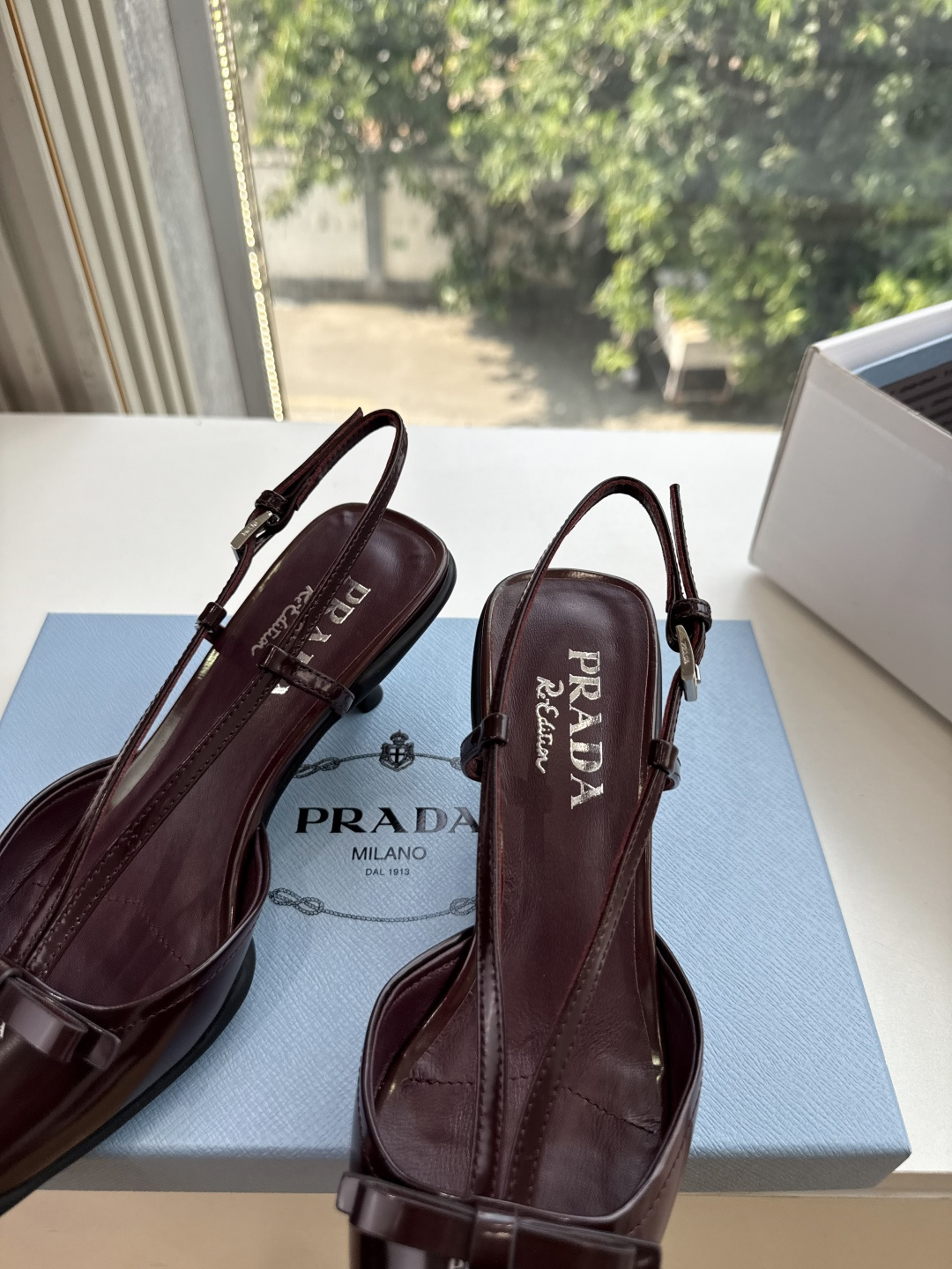 G887[微笑]新款 Prada 普拉达走秀款尖头镂空高跟鞋 复古老钱风单鞋/凉鞋 未来科技感满满 时尚界久违的极简之美