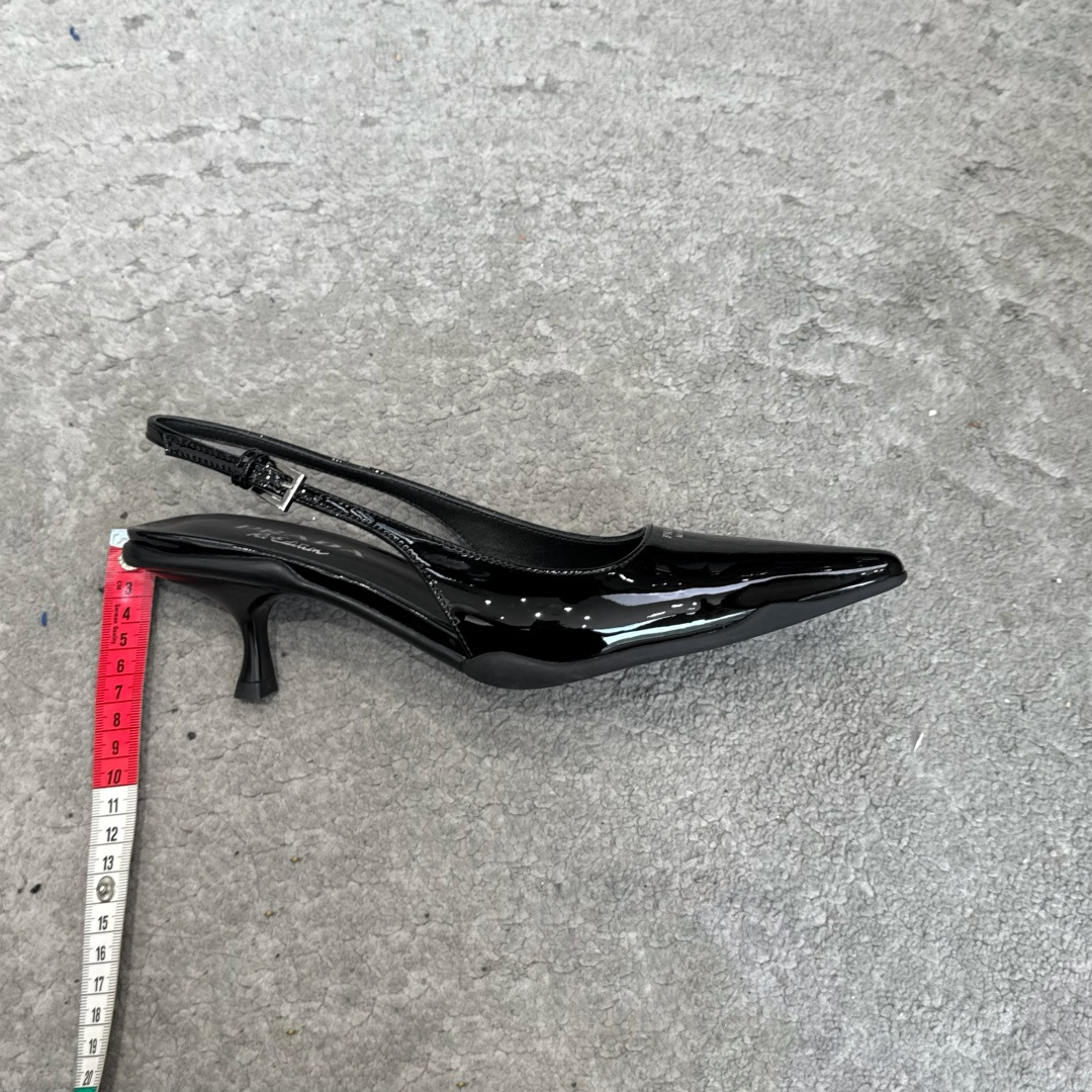 G887[微笑]新款 Prada 普拉达走秀款尖头镂空高跟鞋 复古老钱风单鞋/凉鞋 未来科技感满满 时尚界久违的极简之美