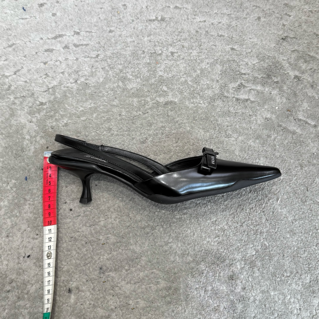 G887[微笑]新款 Prada 普拉达走秀款尖头镂空高跟鞋 复古老钱风单鞋/凉鞋 未来科技感满满 时尚界久违的极简之美