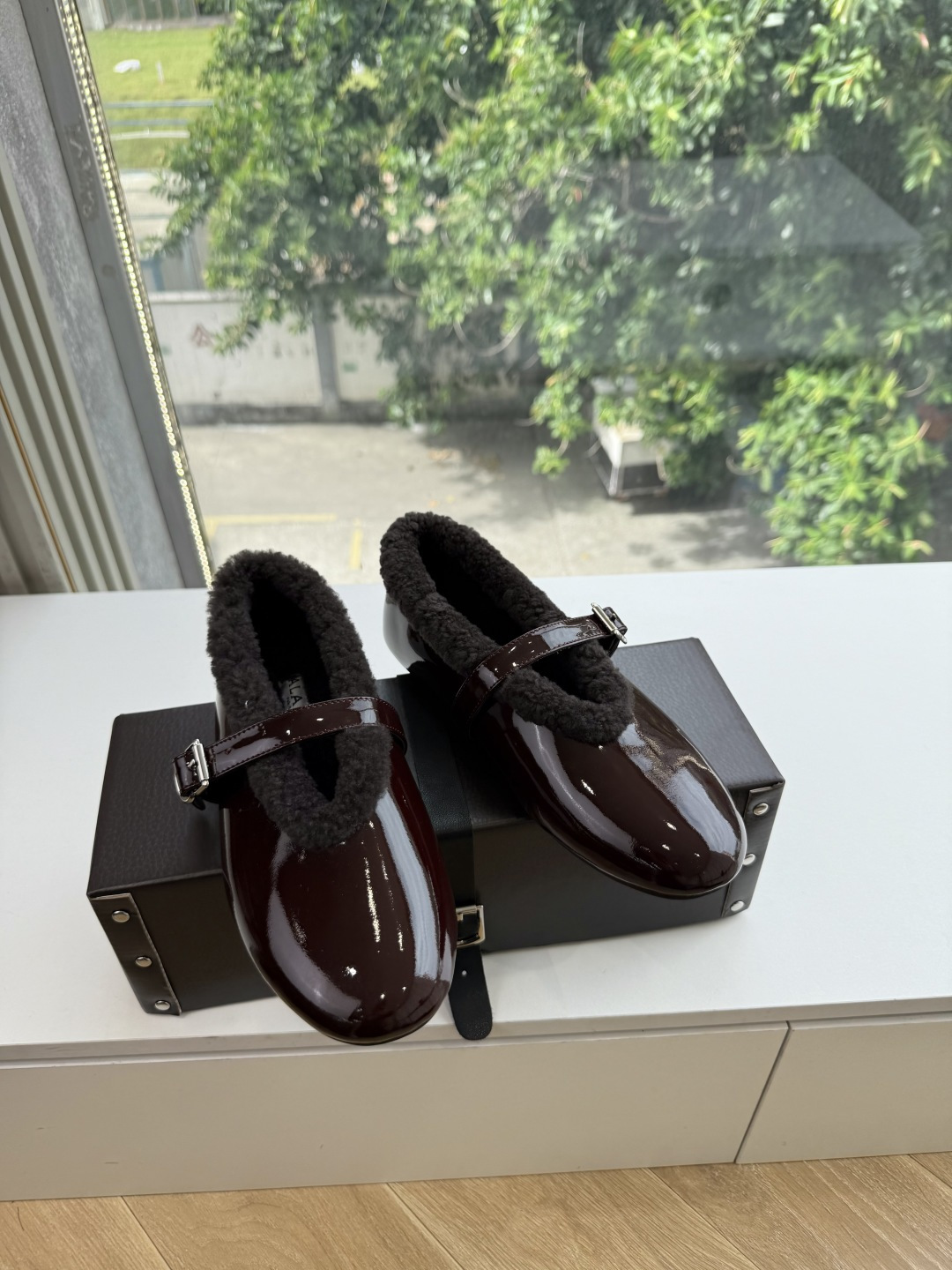 G021代购级别原版购入法国一线奢侈品牌ALAIA 阿莱亚秋冬天真的要来咯！羊羔绒鞋～ Alaia奶呼呼的秋冬单品，是谁