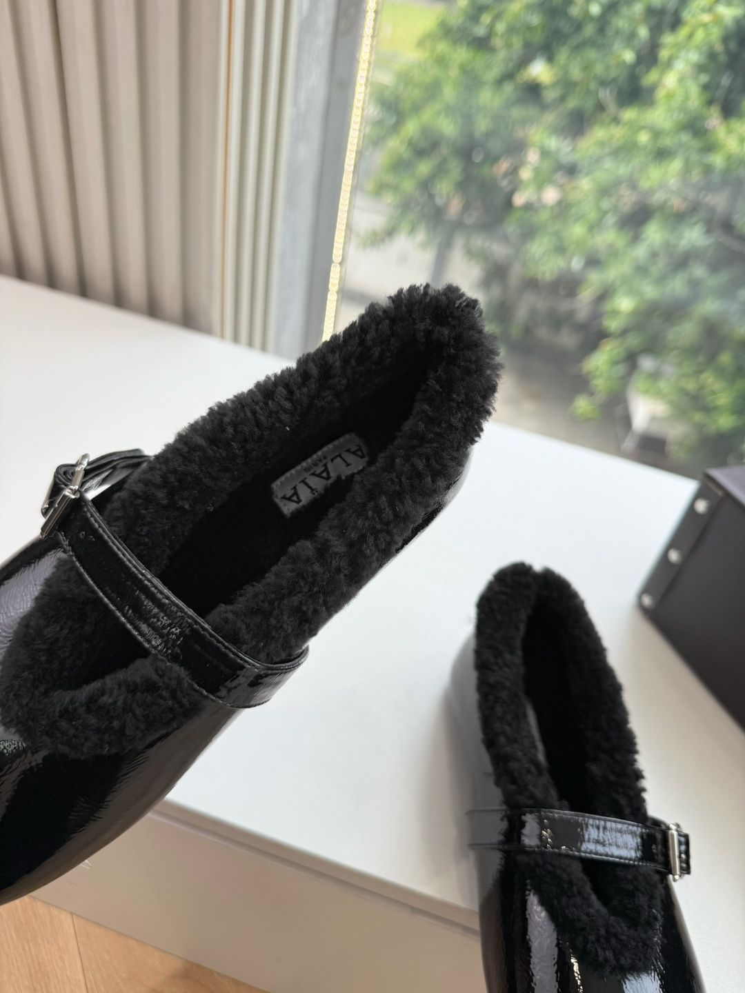 G021代购级别原版购入法国一线奢侈品牌ALAIA 阿莱亚秋冬天真的要来咯!羊羔绒鞋~ Alaia奶呼呼的秋冬单品,是谁 G021代购级别原版购入法国一线奢侈品牌ALAIA 阿莱亚秋冬天真的要来咯!羊羔绒鞋~ Alaia奶呼呼的秋冬单品,是谁