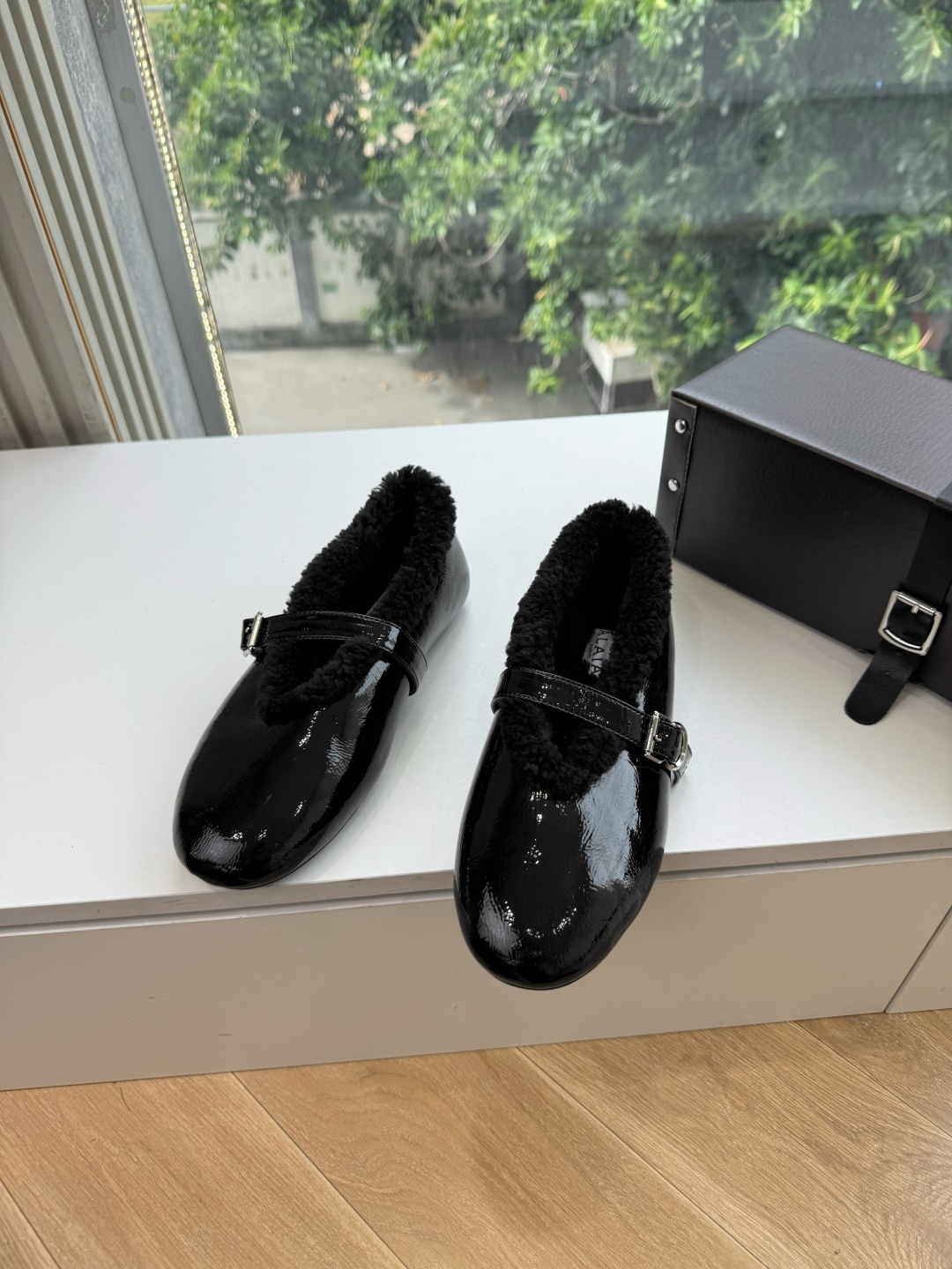 G021代购级别原版购入法国一线奢侈品牌ALAIA 阿莱亚秋冬天真的要来咯！羊羔绒鞋～ Alaia奶呼呼的秋冬单品，是谁