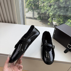 G021代购级别原版购入法国一线奢侈品牌ALAIA 阿莱亚秋冬天真的要来咯!羊羔绒鞋~ Alaia奶呼呼的秋冬单品,是谁 G021代购级别原版购入法国一线奢侈品牌ALAIA 阿莱亚秋冬天真的要来咯!羊羔绒鞋~ Alaia奶呼呼的秋冬单品,是谁