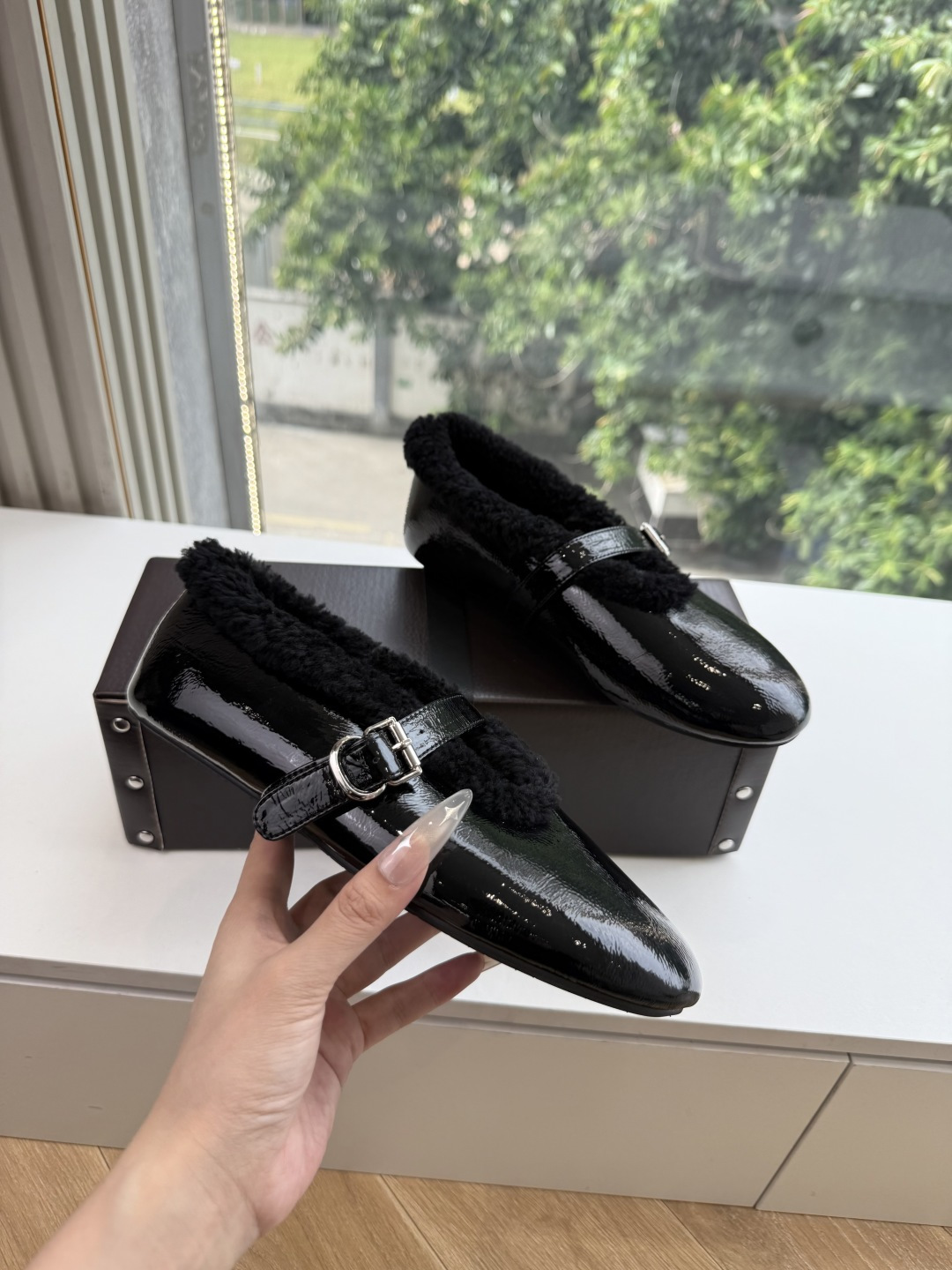 G021代购级别原版购入法国一线奢侈品牌ALAIA 阿莱亚秋冬天真的要来咯!羊羔绒鞋~ Alaia奶呼呼的秋冬单品,是谁 G021代购级别原版购入法国一线奢侈品牌ALAIA 阿莱亚秋冬天真的要来咯!羊羔绒鞋~ Alaia奶呼呼的秋冬单品,是谁