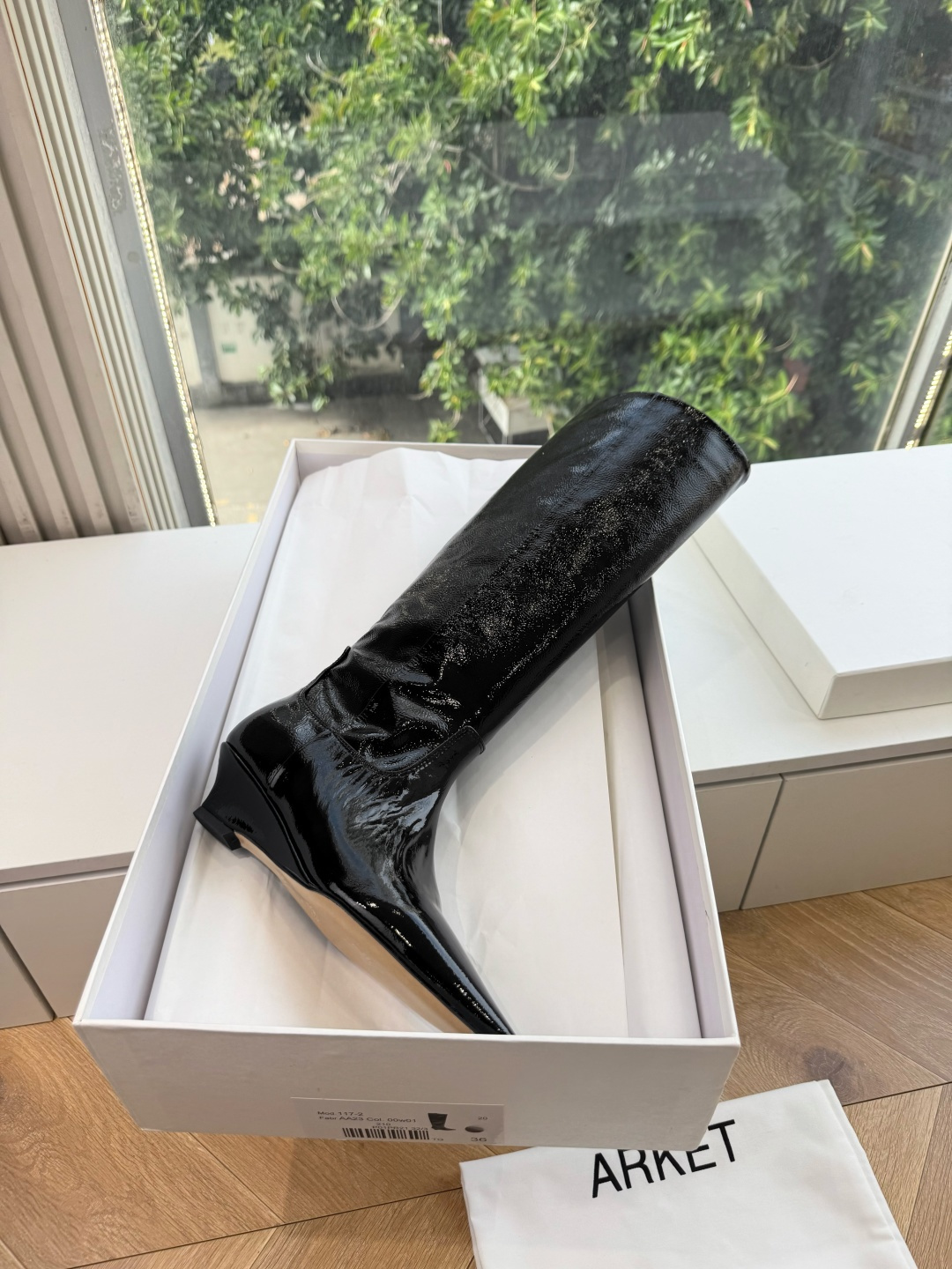 G213ARKET新品北欧极简的浪漫解构 以温润的极简美学为内核 重塑经典芭蕾平底鞋廓形 亮片缀面与斑马纹绒面的多元触感