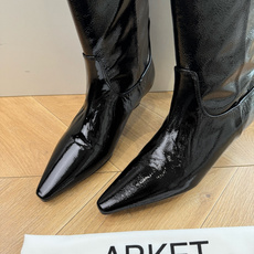 G213ARKET新品北欧极简的浪漫解构 以温润的极简美学为内核 重塑经典芭蕾平底鞋廓形 亮片缀面与斑马纹绒面的多元触感 G213ARKET新品北欧极简的浪漫解构 以温润的极简美学为内核 重塑经典芭蕾平底鞋廓形 亮片缀面与斑马纹绒面的多元触感