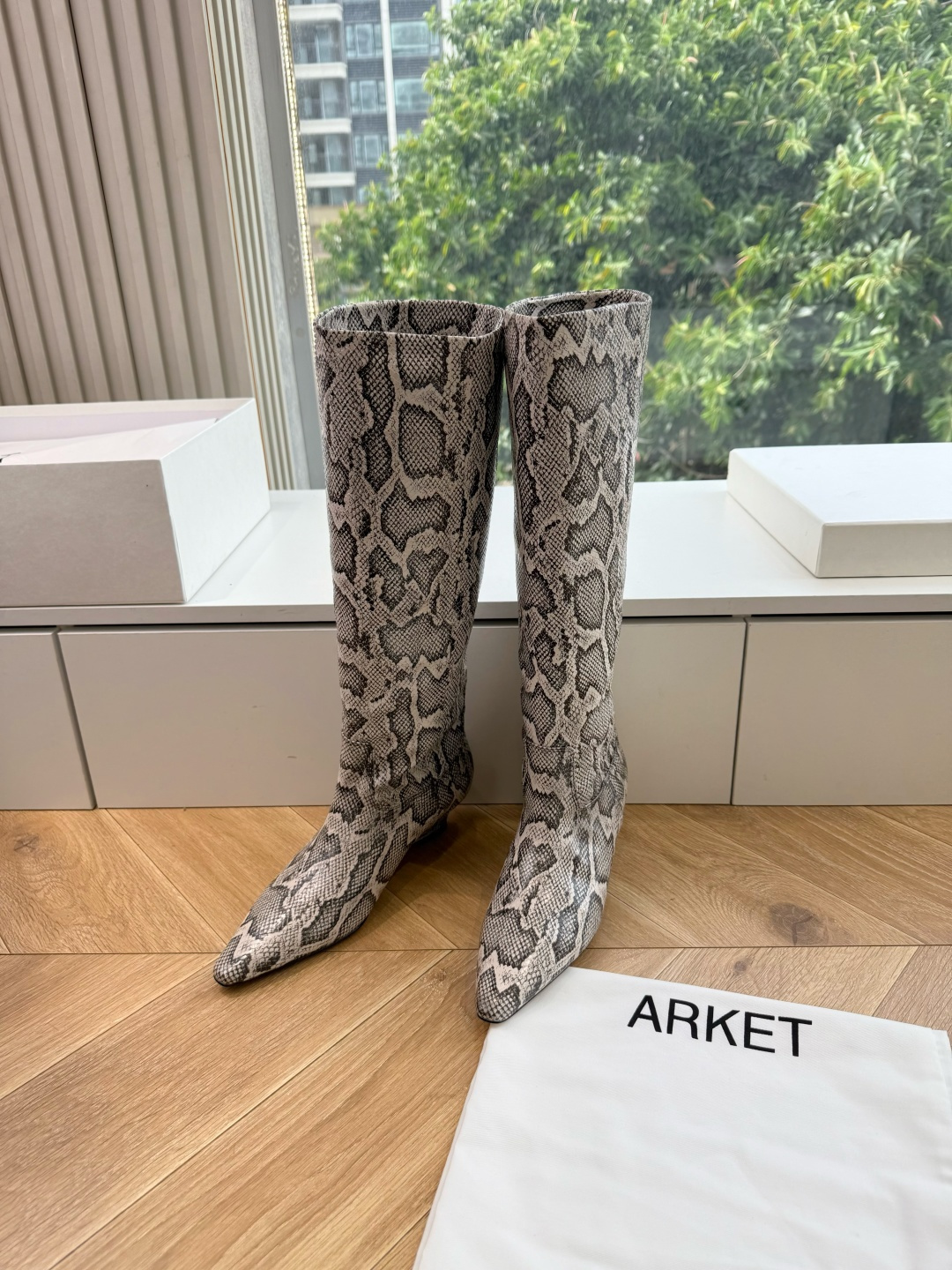 G213ARKET新品北欧极简的浪漫解构 以温润的极简美学为内核 重塑经典芭蕾平底鞋廓形 亮片缀面与斑马纹绒面的多元触感