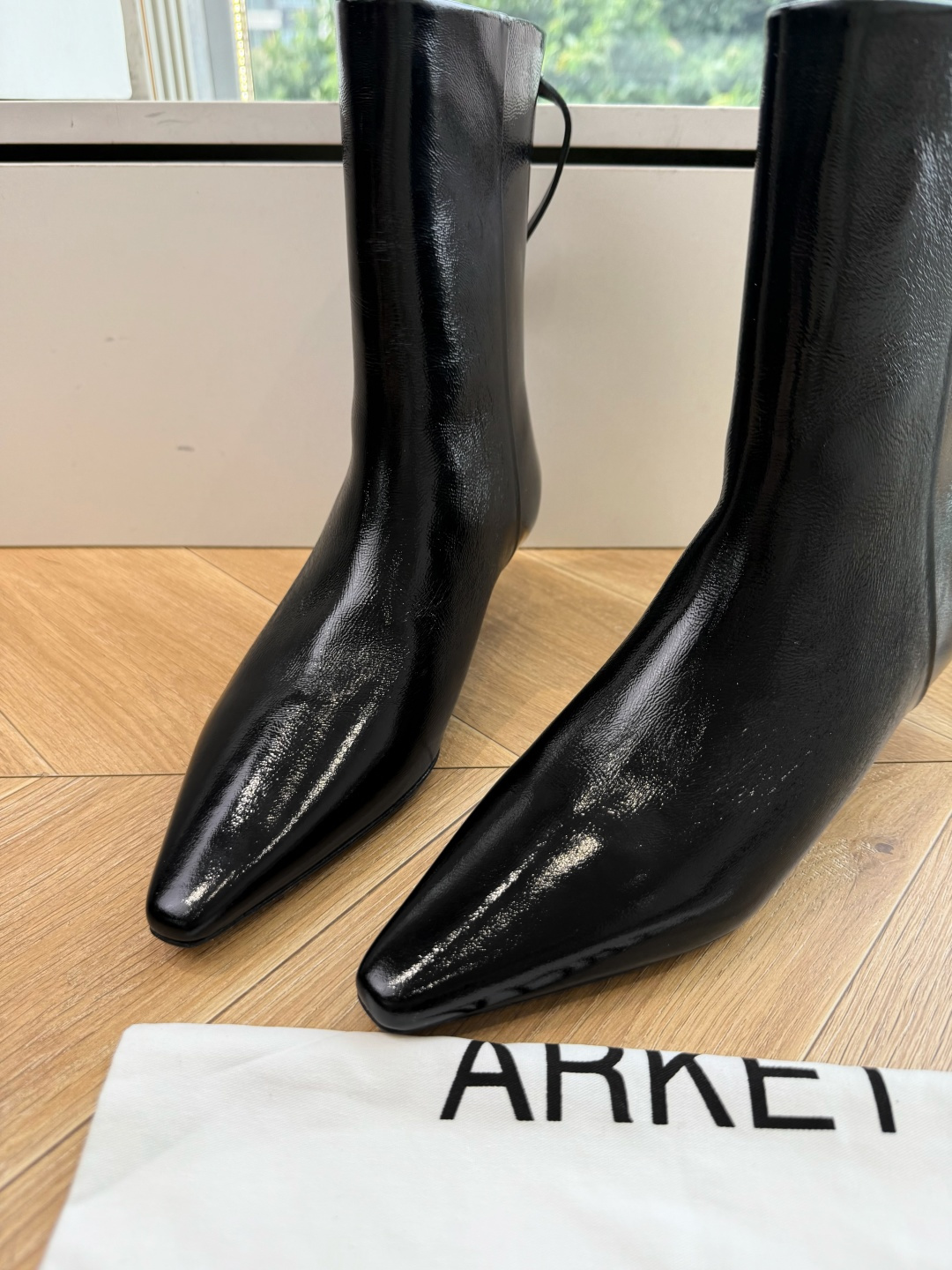 G213ARKET新品北欧极简的浪漫解构 以温润的极简美学为内核 重塑经典芭蕾平底鞋廓形 亮片缀面与斑马纹绒面的多元触感 G213ARKET新品北欧极简的浪漫解构 以温润的极简美学为内核 重塑经典芭蕾平底鞋廓形 亮片缀面与斑马纹绒面的多元触感