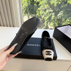 G238Chane小香新款玛丽珍单鞋 温柔名媛的氛围感缓缓蔓延,圆润鞋头搭配精巧的小蝴蝶结,撞色方头贴标是整双鞋的点睛之 G238Chane小香新款玛丽珍单鞋 温柔名媛的氛围感缓缓蔓延,圆润鞋头搭配精巧的小蝴蝶结,撞色方头贴标是整双鞋的点睛之