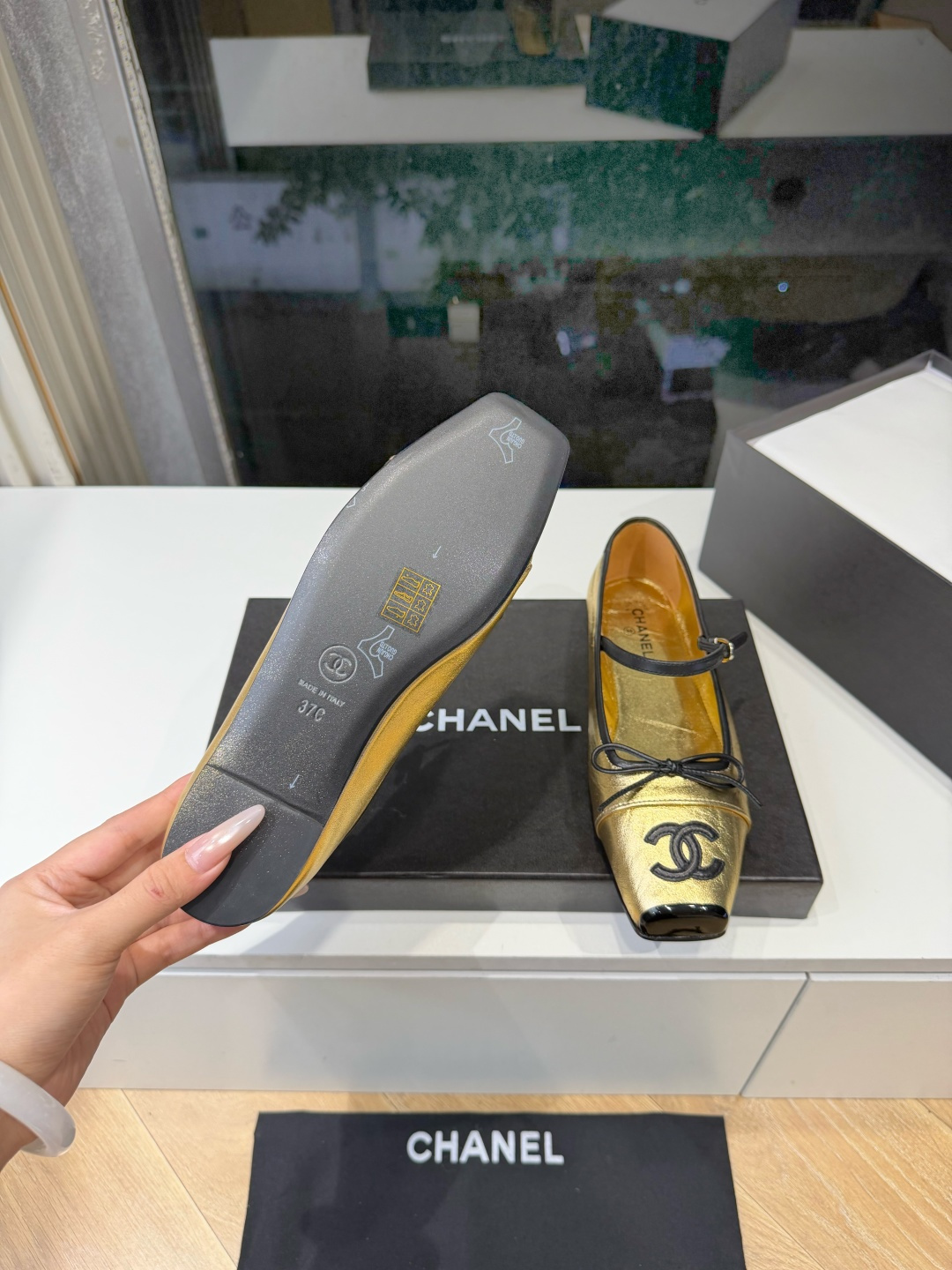G238Chane小香新款玛丽珍单鞋 温柔名媛的氛围感缓缓蔓延，圆润鞋头搭配精巧的小蝴蝶结，撞色方头贴标是整双鞋的点睛之