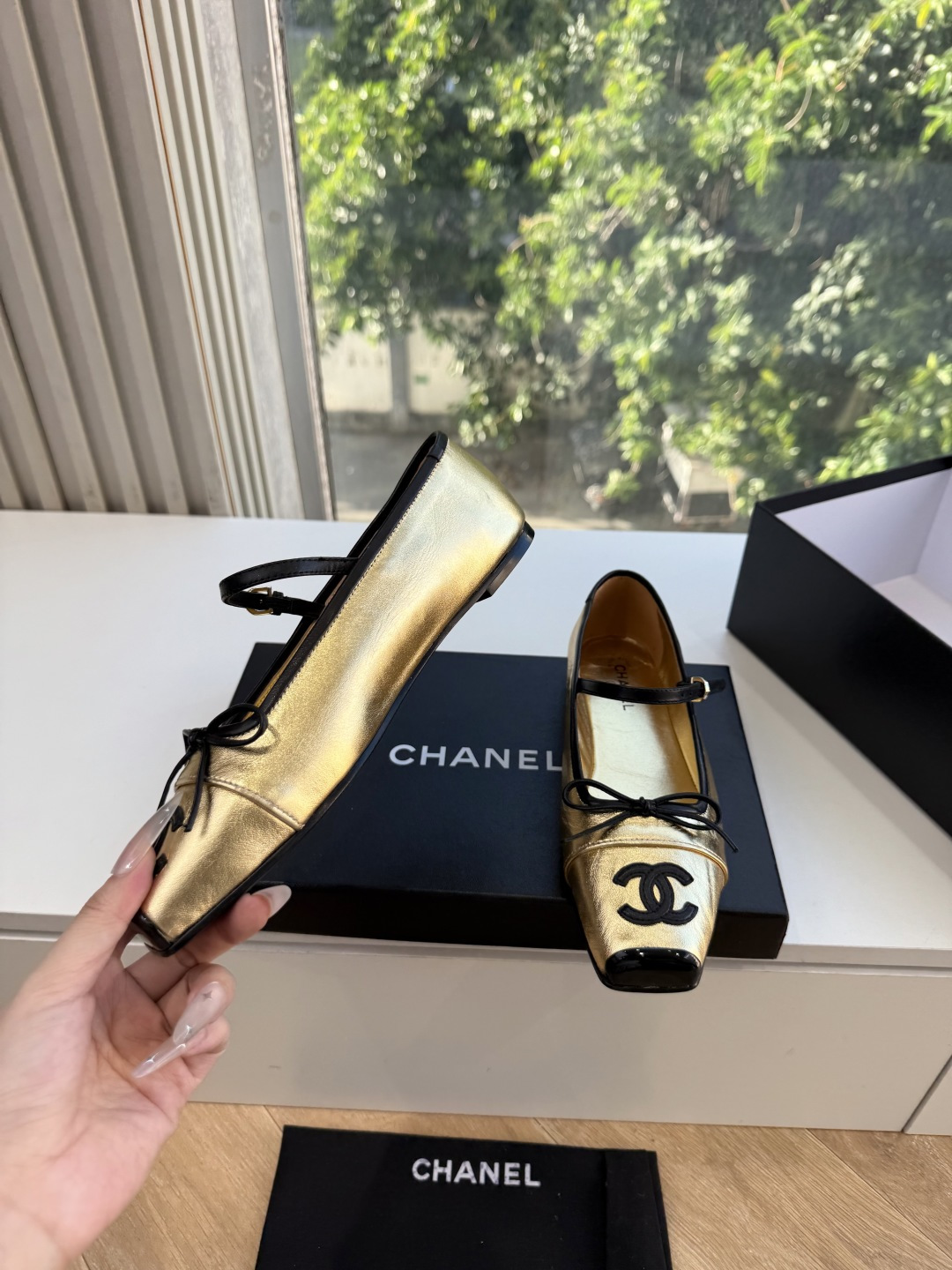 G238Chane小香新款玛丽珍单鞋 温柔名媛的氛围感缓缓蔓延，圆润鞋头搭配精巧的小蝴蝶结，撞色方头贴标是整双鞋的点睛之