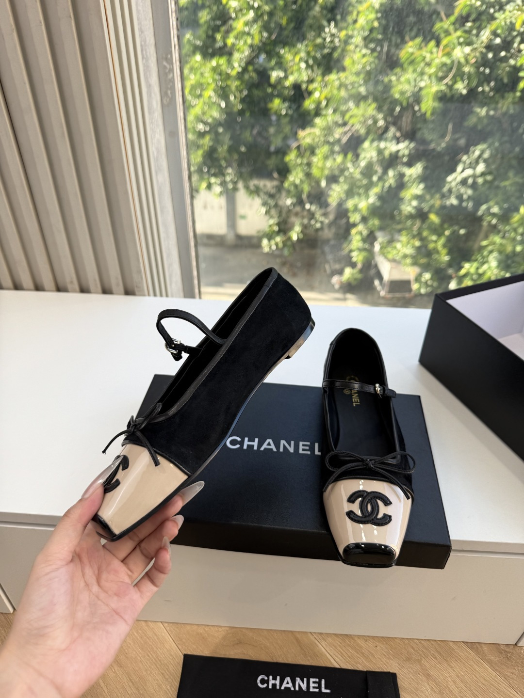 G238Chane小香新款玛丽珍单鞋 温柔名媛的氛围感缓缓蔓延,圆润鞋头搭配精巧的小蝴蝶结,撞色方头贴标是整双鞋的点睛之 G238Chane小香新款玛丽珍单鞋 温柔名媛的氛围感缓缓蔓延,圆润鞋头搭配精巧的小蝴蝶结,撞色方头贴标是整双鞋的点睛之