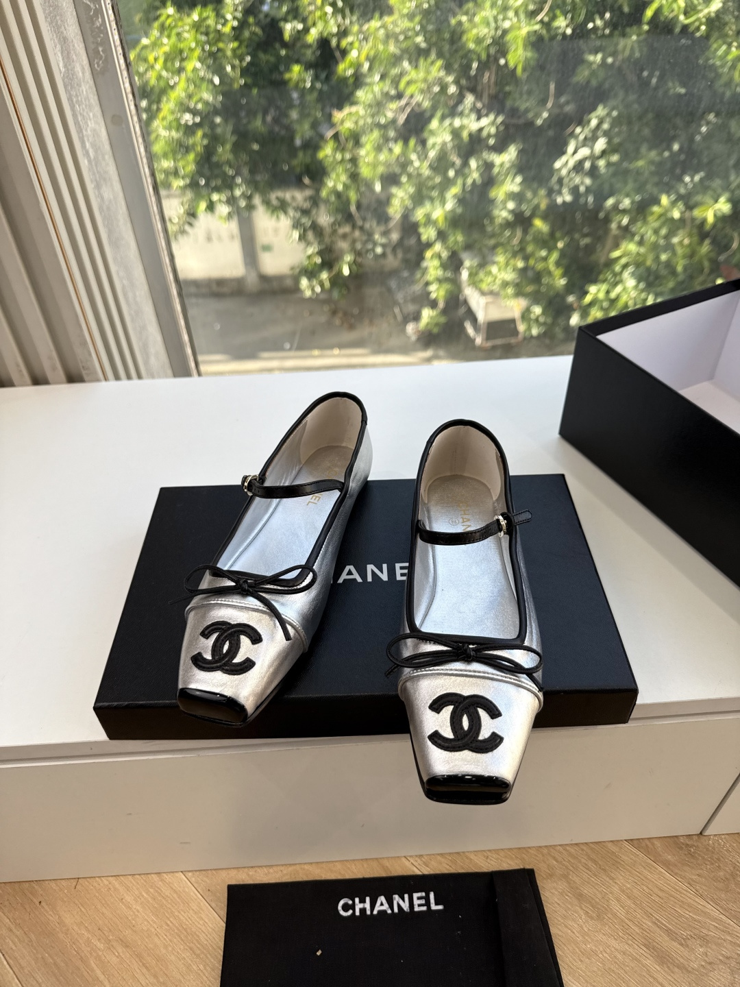 G238Chane小香新款玛丽珍单鞋 温柔名媛的氛围感缓缓蔓延,圆润鞋头搭配精巧的小蝴蝶结,撞色方头贴标是整双鞋的点睛之 G238Chane小香新款玛丽珍单鞋 温柔名媛的氛围感缓缓蔓延,圆润鞋头搭配精巧的小蝴蝶结,撞色方头贴标是整双鞋的点睛之