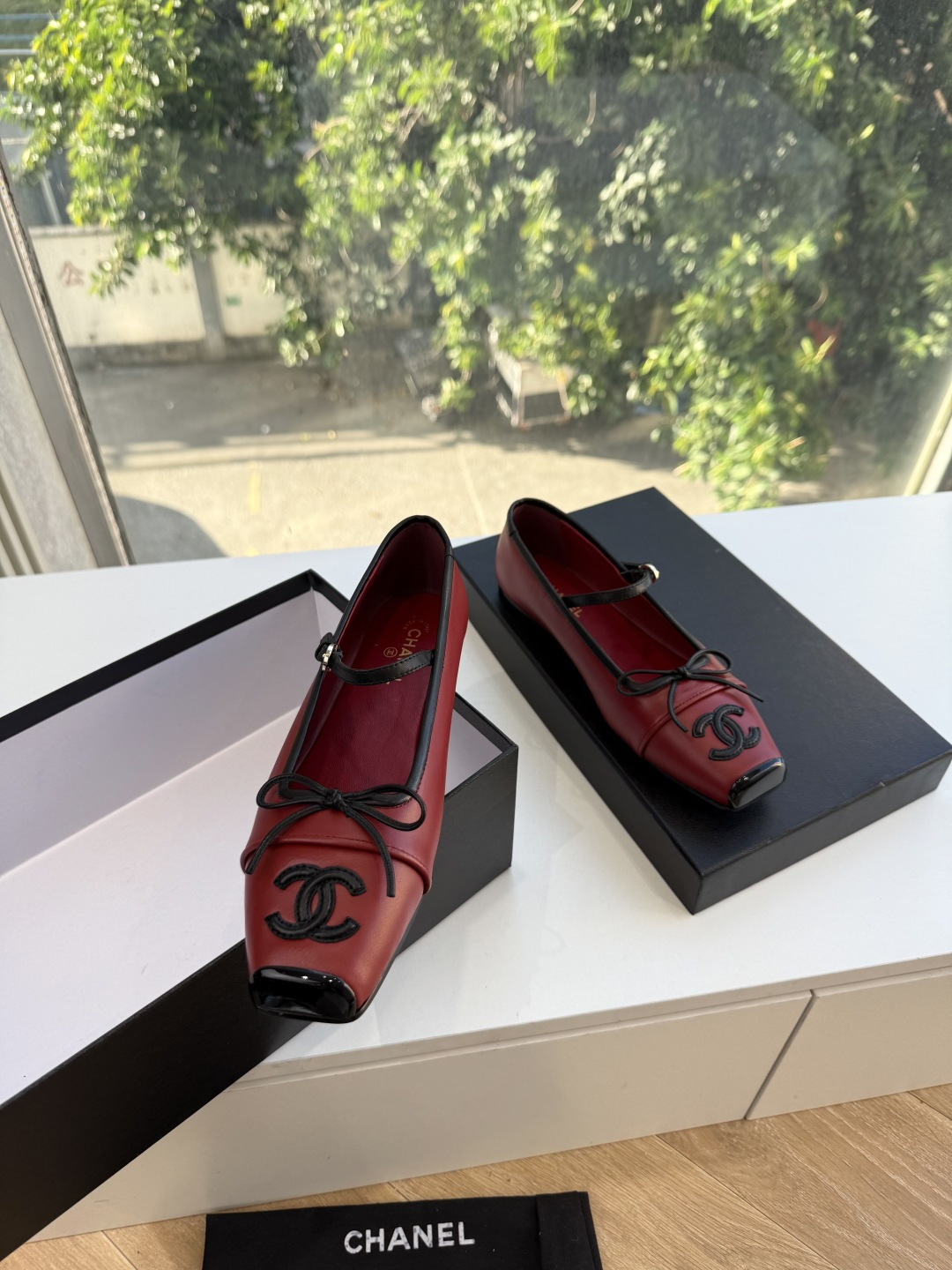 G238Chane小香新款玛丽珍单鞋 温柔名媛的氛围感缓缓蔓延,圆润鞋头搭配精巧的小蝴蝶结,撞色方头贴标是整双鞋的点睛之 G238Chane小香新款玛丽珍单鞋 温柔名媛的氛围感缓缓蔓延,圆润鞋头搭配精巧的小蝴蝶结,撞色方头贴标是整双鞋的点睛之