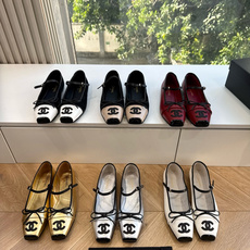 G238Chane小香新款玛丽珍单鞋 温柔名媛的氛围感缓缓蔓延,圆润鞋头搭配精巧的小蝴蝶结,撞色方头贴标是整双鞋的点睛之 G238Chane小香新款玛丽珍单鞋 温柔名媛的氛围感缓缓蔓延,圆润鞋头搭配精巧的小蝴蝶结,撞色方头贴标是整双鞋的点睛之