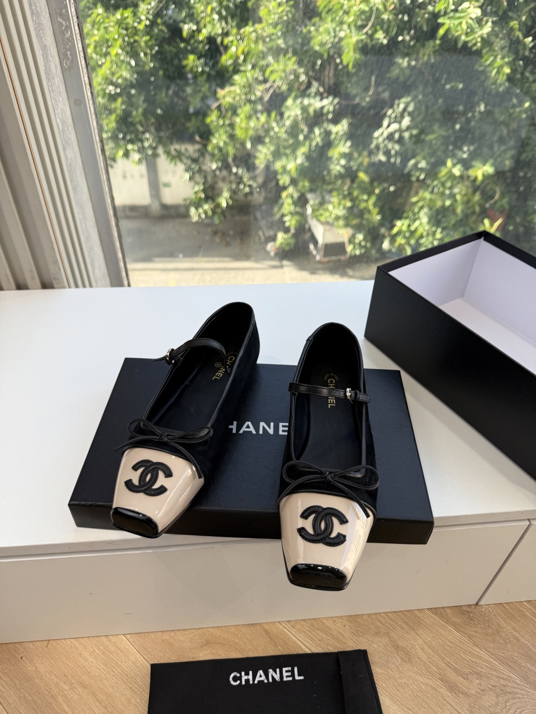 G238Chane小香新款玛丽珍单鞋 温柔名媛的氛围感缓缓蔓延,圆润鞋头搭配精巧的小蝴蝶结,撞色方头贴标是整双鞋的点睛之 G238Chane小香新款玛丽珍单鞋 温柔名媛的氛围感缓缓蔓延,圆润鞋头搭配精巧的小蝴蝶结,撞色方头贴标是整双鞋的点睛之