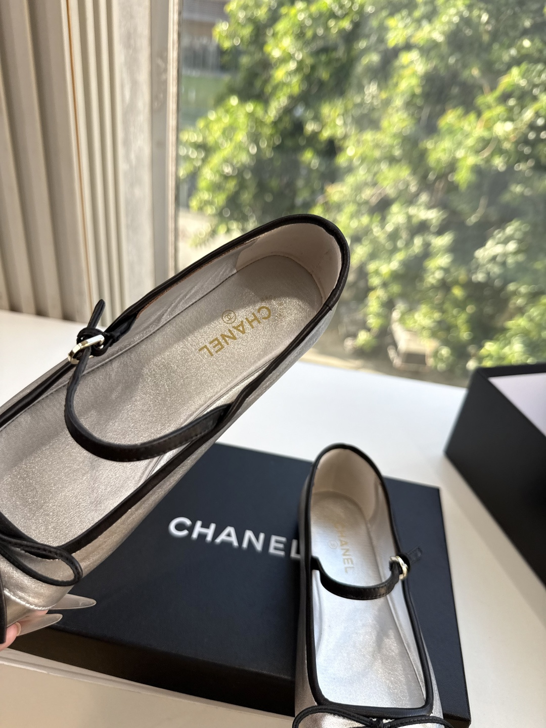 G238Chane小香新款玛丽珍单鞋 温柔名媛的氛围感缓缓蔓延，圆润鞋头搭配精巧的小蝴蝶结，撞色方头贴标是整双鞋的点睛之