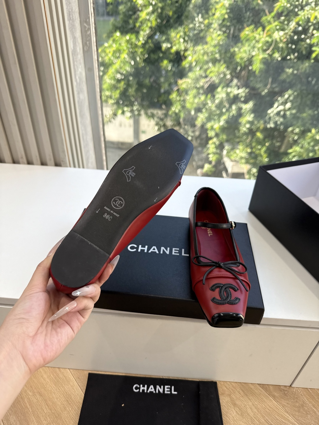 G238Chane小香新款玛丽珍单鞋 温柔名媛的氛围感缓缓蔓延,圆润鞋头搭配精巧的小蝴蝶结,撞色方头贴标是整双鞋的点睛之 G238Chane小香新款玛丽珍单鞋 温柔名媛的氛围感缓缓蔓延,圆润鞋头搭配精巧的小蝴蝶结,撞色方头贴标是整双鞋的点睛之