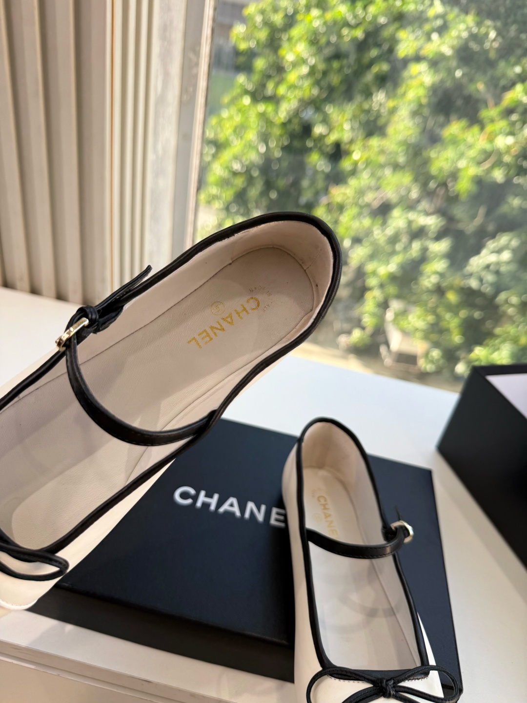 G238Chane小香新款玛丽珍单鞋 温柔名媛的氛围感缓缓蔓延，圆润鞋头搭配精巧的小蝴蝶结，撞色方头贴标是整双鞋的点睛之