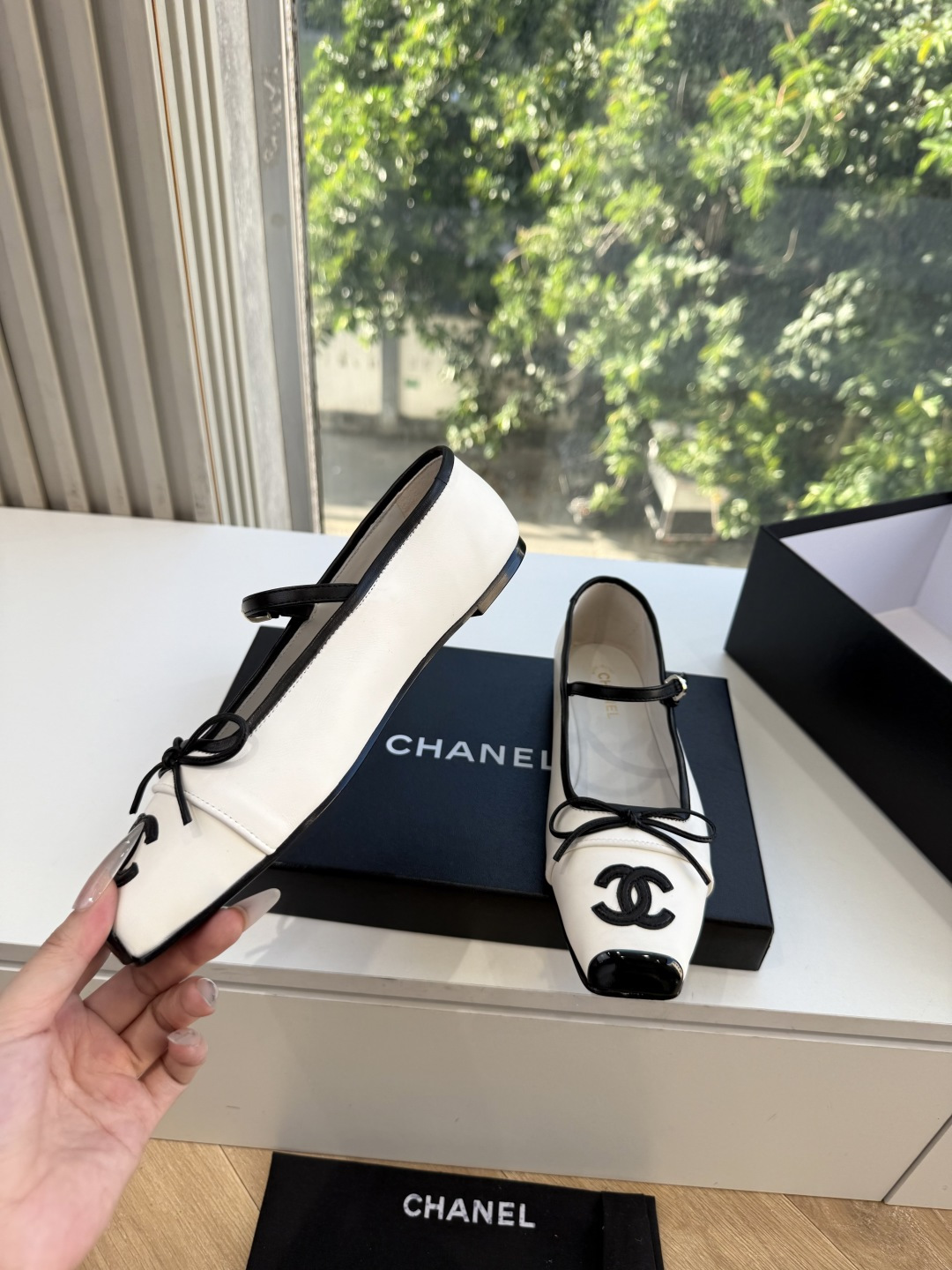 G238Chane小香新款玛丽珍单鞋 温柔名媛的氛围感缓缓蔓延，圆润鞋头搭配精巧的小蝴蝶结，撞色方头贴标是整双鞋的点睛之
