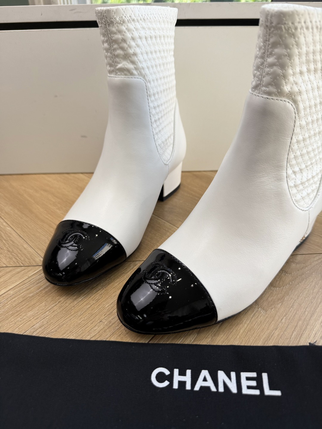 G238CHANE*小香奈儿爆品切尔西靴妥妥的自留款！！比经典款Slingback舒服太多啦！每个颜色上脚都很显白 的显