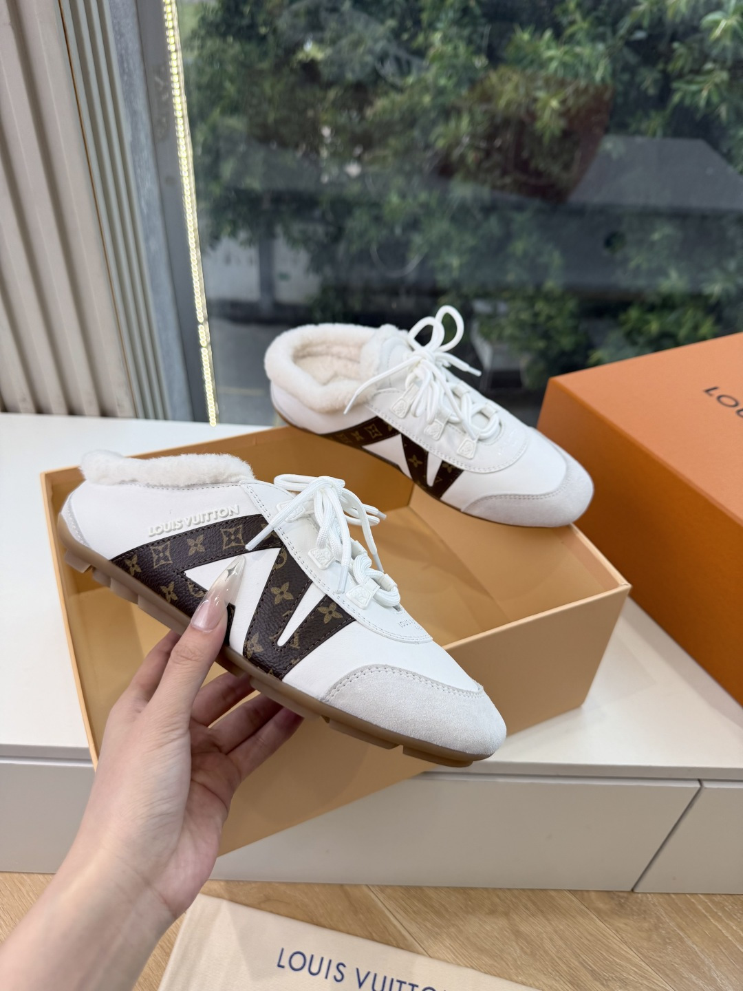 G000所见即所得秀场上推出的 LV Footprint Soccer 芭蕾运动鞋是 Pharrell Williams G000所见即所得秀场上推出的 LV Footprint Soccer 芭蕾运动鞋是 Pharrell Williams