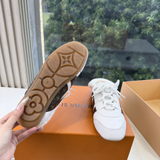 G000所见即所得秀场上推出的 LV Footprint Soccer 芭蕾运动鞋是 Pharrell Williams G000所见即所得秀场上推出的 LV Footprint Soccer 芭蕾运动鞋是 Pharrell Williams