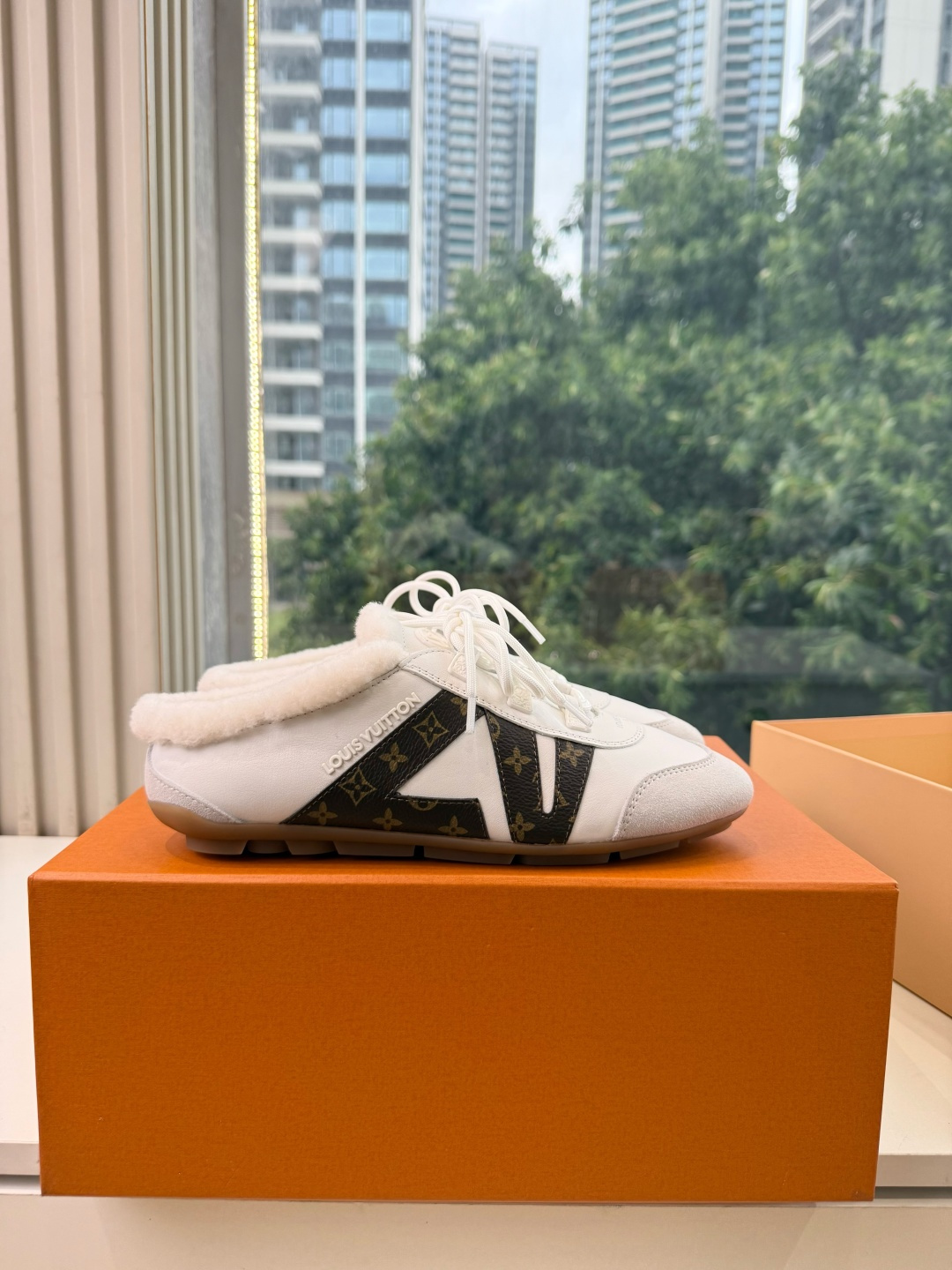 G000所见即所得秀场上推出的 LV Footprint Soccer 芭蕾运动鞋是 Pharrell Williams G000所见即所得秀场上推出的 LV Footprint Soccer 芭蕾运动鞋是 Pharrell Williams