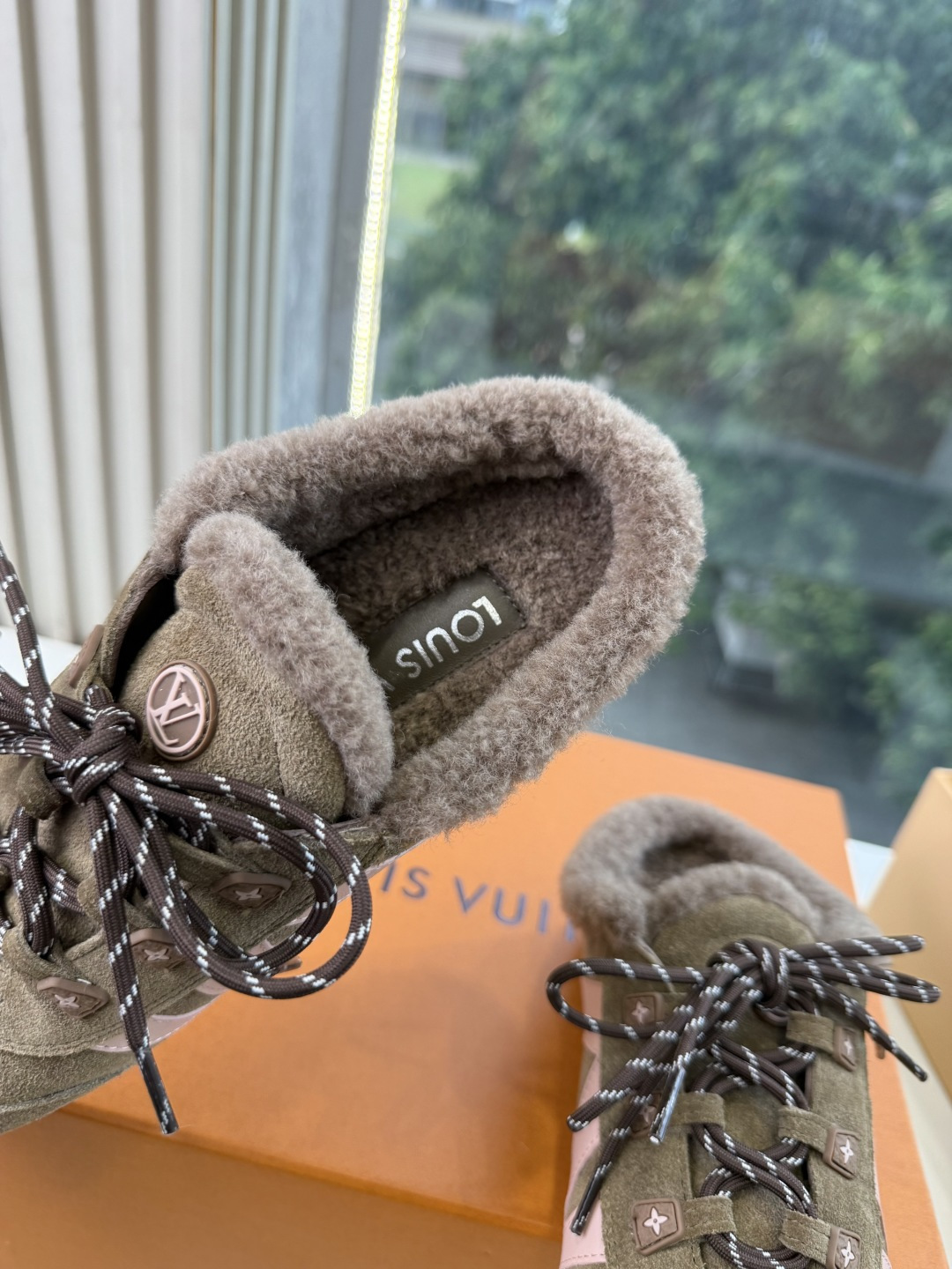 G000所见即所得秀场上推出的 LV Footprint Soccer 芭蕾运动鞋是 Pharrell Williams