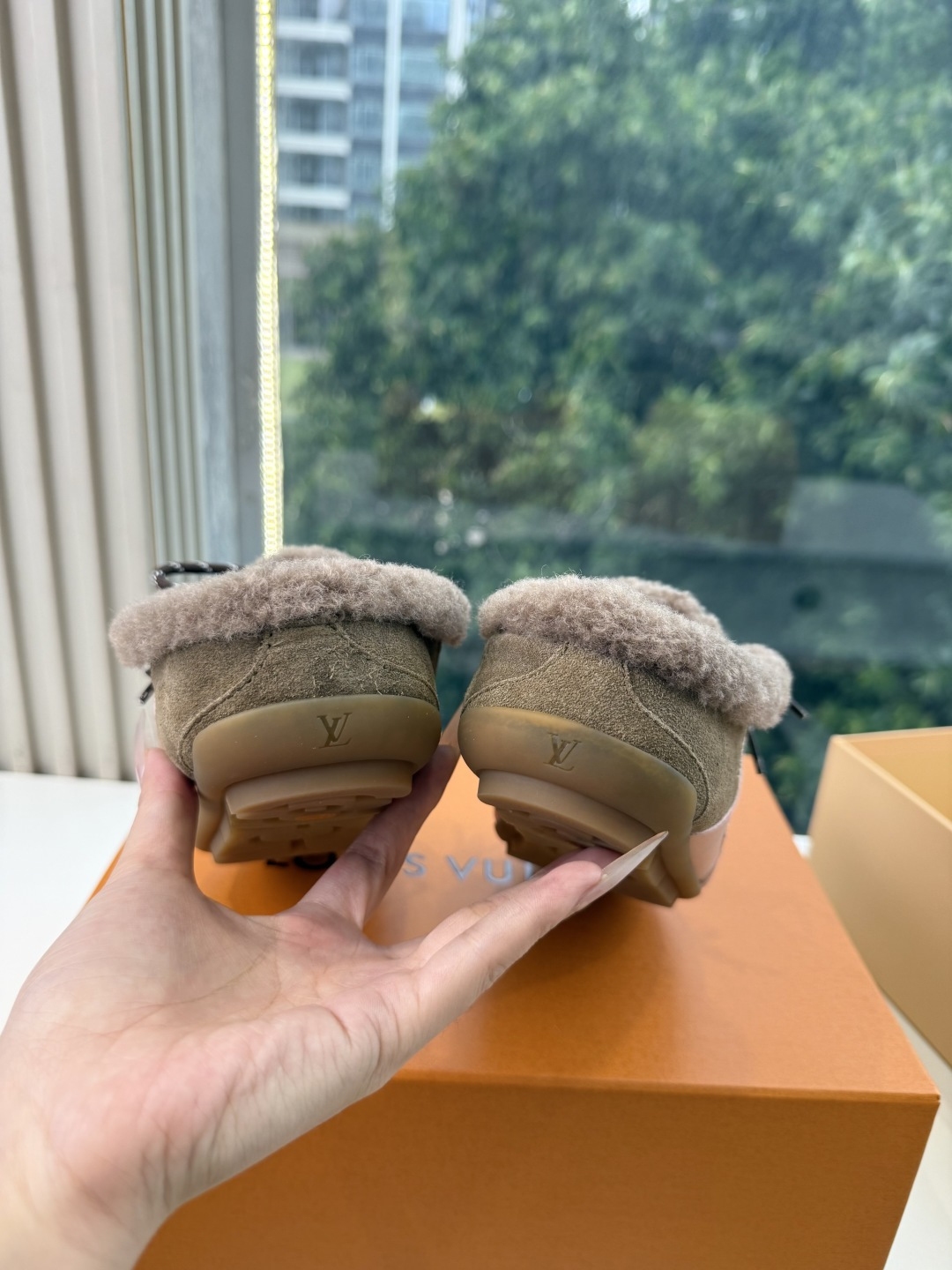 G000所见即所得秀场上推出的 LV Footprint Soccer 芭蕾运动鞋是 Pharrell Williams