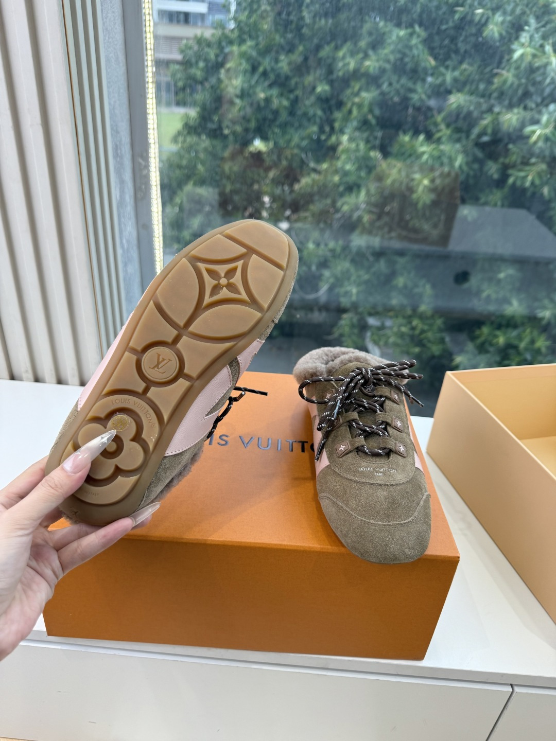 G000所见即所得秀场上推出的 LV Footprint Soccer 芭蕾运动鞋是 Pharrell Williams