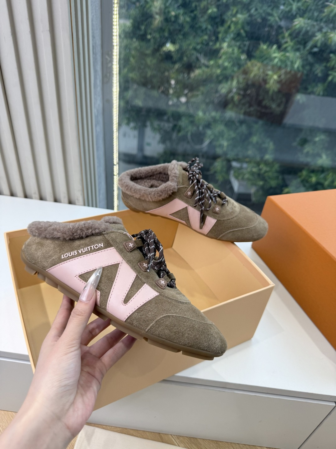 G000所见即所得秀场上推出的 LV Footprint Soccer 芭蕾运动鞋是 Pharrell Williams
