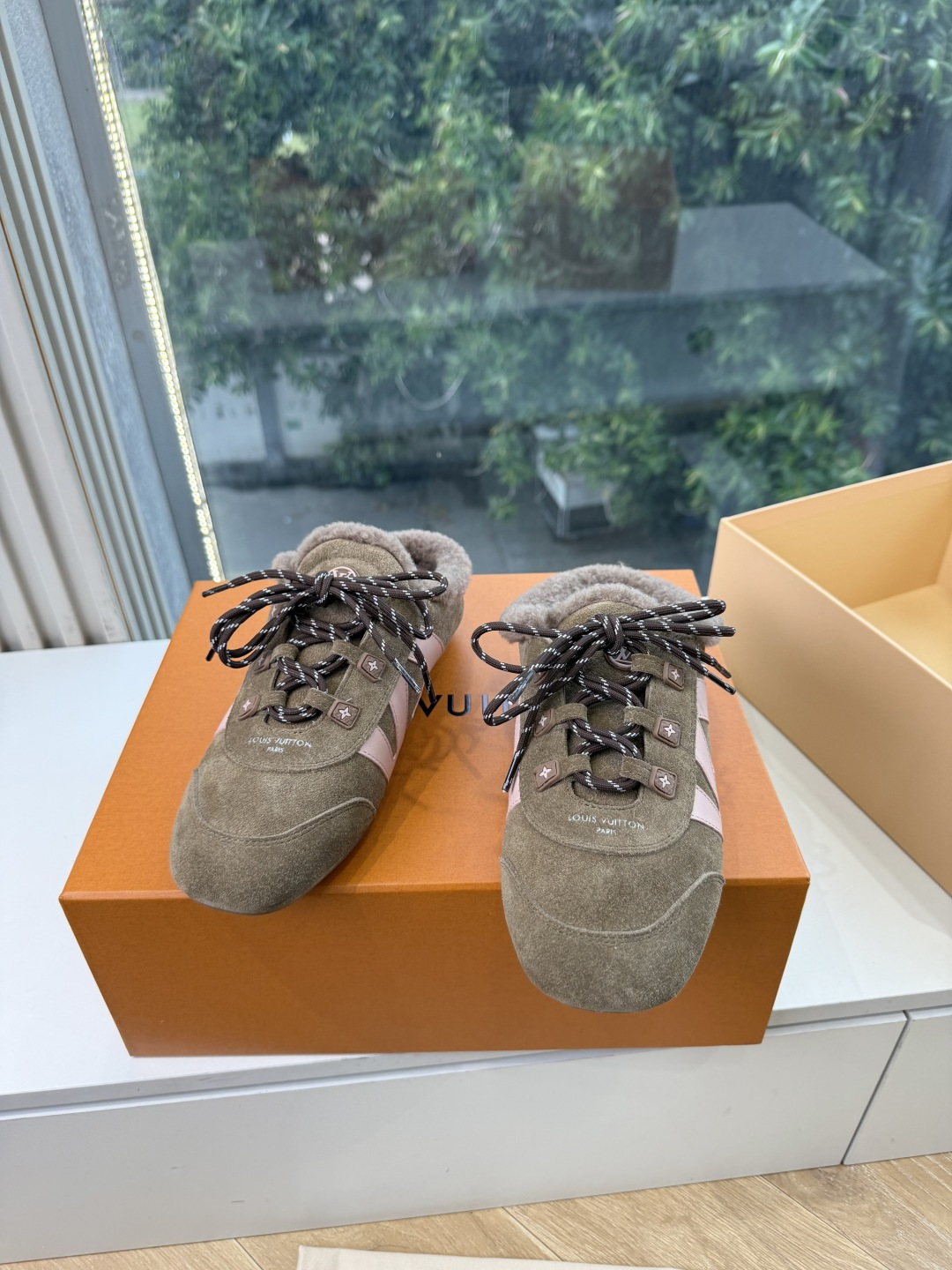 G000所见即所得秀场上推出的 LV Footprint Soccer 芭蕾运动鞋是 Pharrell Williams G000所见即所得秀场上推出的 LV Footprint Soccer 芭蕾运动鞋是 Pharrell Williams