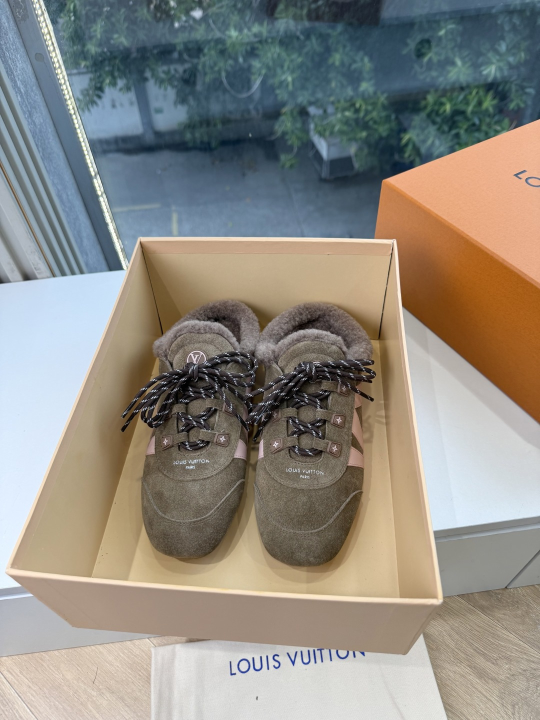 G000所见即所得秀场上推出的 LV Footprint Soccer 芭蕾运动鞋是 Pharrell Williams