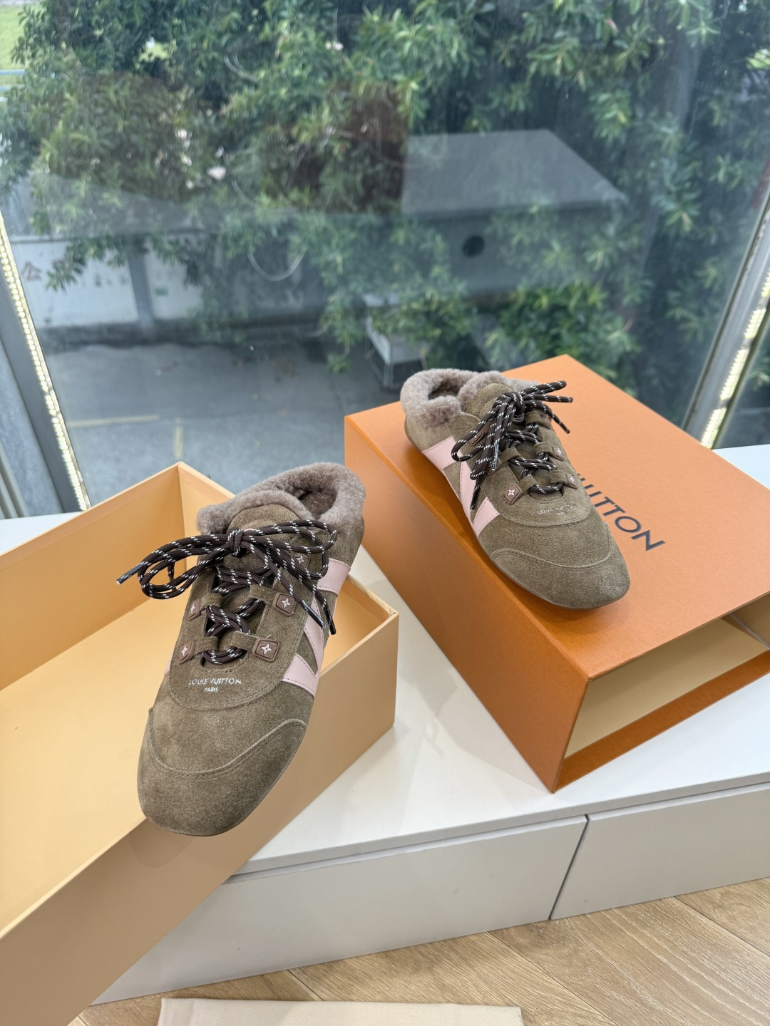 G000所见即所得秀场上推出的 LV Footprint Soccer 芭蕾运动鞋是 Pharrell Williams