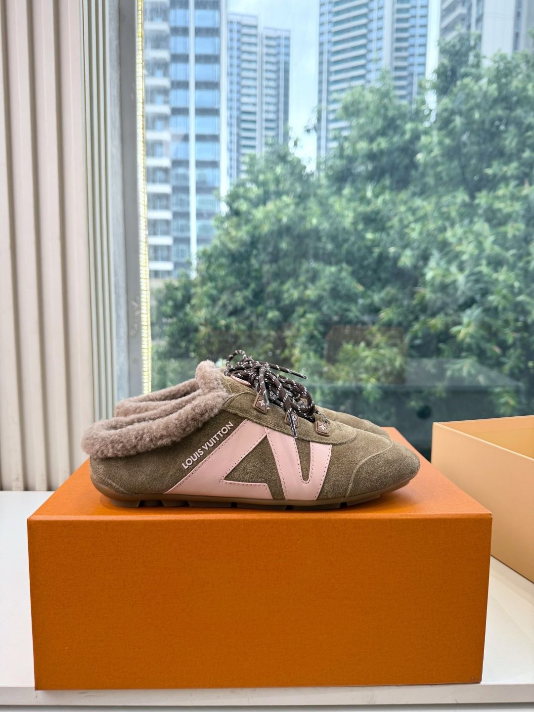 G000所见即所得秀场上推出的 LV Footprint Soccer 芭蕾运动鞋是 Pharrell Williams
