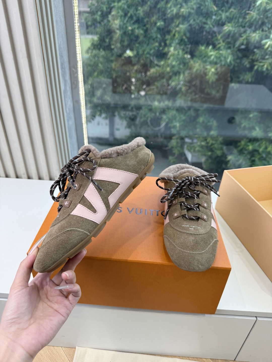 G000所见即所得秀场上推出的 LV Footprint Soccer 芭蕾运动鞋是 Pharrell Williams