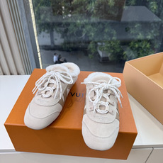 G000所见即所得秀场上推出的 LV Footprint Soccer 芭蕾运动鞋是 Pharrell Williams G000所见即所得秀场上推出的 LV Footprint Soccer 芭蕾运动鞋是 Pharrell Williams