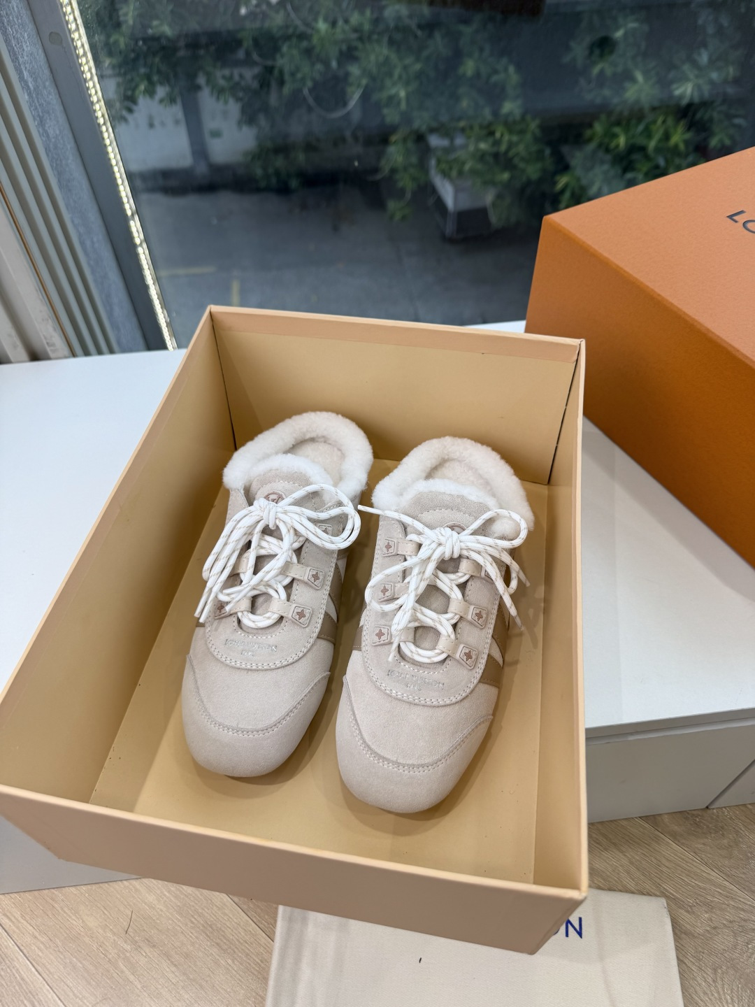 G000所见即所得秀场上推出的 LV Footprint Soccer 芭蕾运动鞋是 Pharrell Williams G000所见即所得秀场上推出的 LV Footprint Soccer 芭蕾运动鞋是 Pharrell Williams