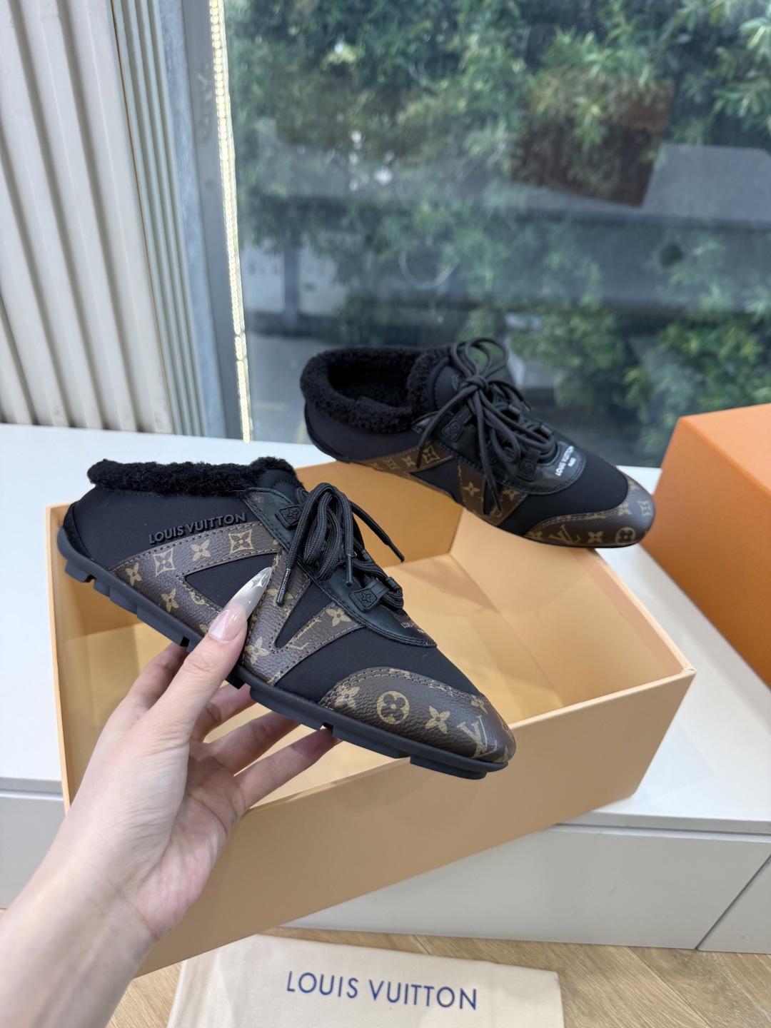 G000所见即所得秀场上推出的 LV Footprint Soccer 芭蕾运动鞋是 Pharrell Williams G000所见即所得秀场上推出的 LV Footprint Soccer 芭蕾运动鞋是 Pharrell Williams