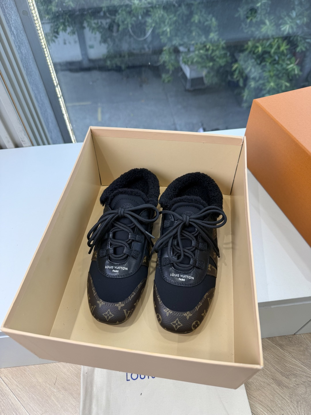 G000所见即所得秀场上推出的 LV Footprint Soccer 芭蕾运动鞋是 Pharrell Williams G000所见即所得秀场上推出的 LV Footprint Soccer 芭蕾运动鞋是 Pharrell Williams