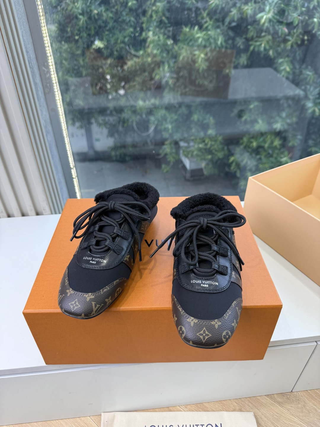 G000所见即所得秀场上推出的 LV Footprint Soccer 芭蕾运动鞋是 Pharrell Williams G000所见即所得秀场上推出的 LV Footprint Soccer 芭蕾运动鞋是 Pharrell Williams