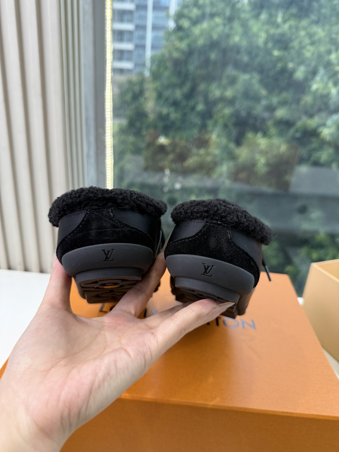 G000所见即所得秀场上推出的 LV Footprint Soccer 芭蕾运动鞋是 Pharrell Williams G000所见即所得秀场上推出的 LV Footprint Soccer 芭蕾运动鞋是 Pharrell Williams