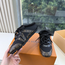 G000所见即所得秀场上推出的 LV Footprint Soccer 芭蕾运动鞋是 Pharrell Williams G000所见即所得秀场上推出的 LV Footprint Soccer 芭蕾运动鞋是 Pharrell Williams