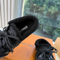 G000所见即所得秀场上推出的 LV Footprint Soccer 芭蕾运动鞋是 Pharrell Williams G000所见即所得秀场上推出的 LV Footprint Soccer 芭蕾运动鞋是 Pharrell Williams