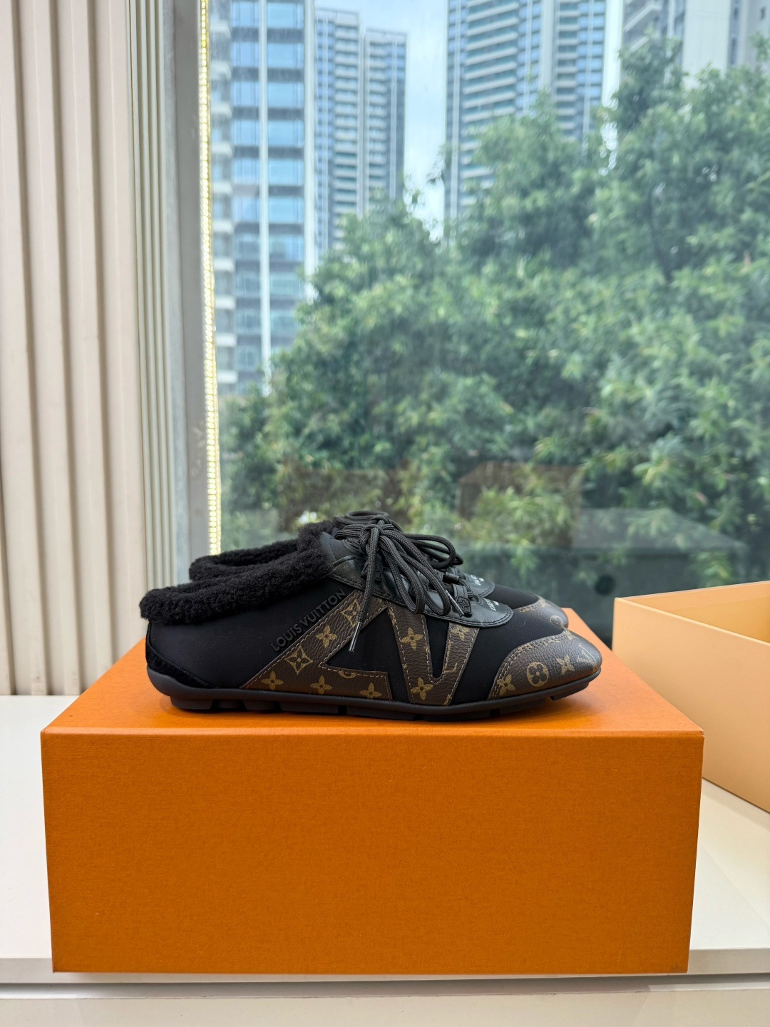 G000所见即所得秀场上推出的 LV Footprint Soccer 芭蕾运动鞋是 Pharrell Williams G000所见即所得秀场上推出的 LV Footprint Soccer 芭蕾运动鞋是 Pharrell Williams