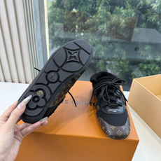 G000所见即所得秀场上推出的 LV Footprint Soccer 芭蕾运动鞋是 Pharrell Williams G000所见即所得秀场上推出的 LV Footprint Soccer 芭蕾运动鞋是 Pharrell Williams
