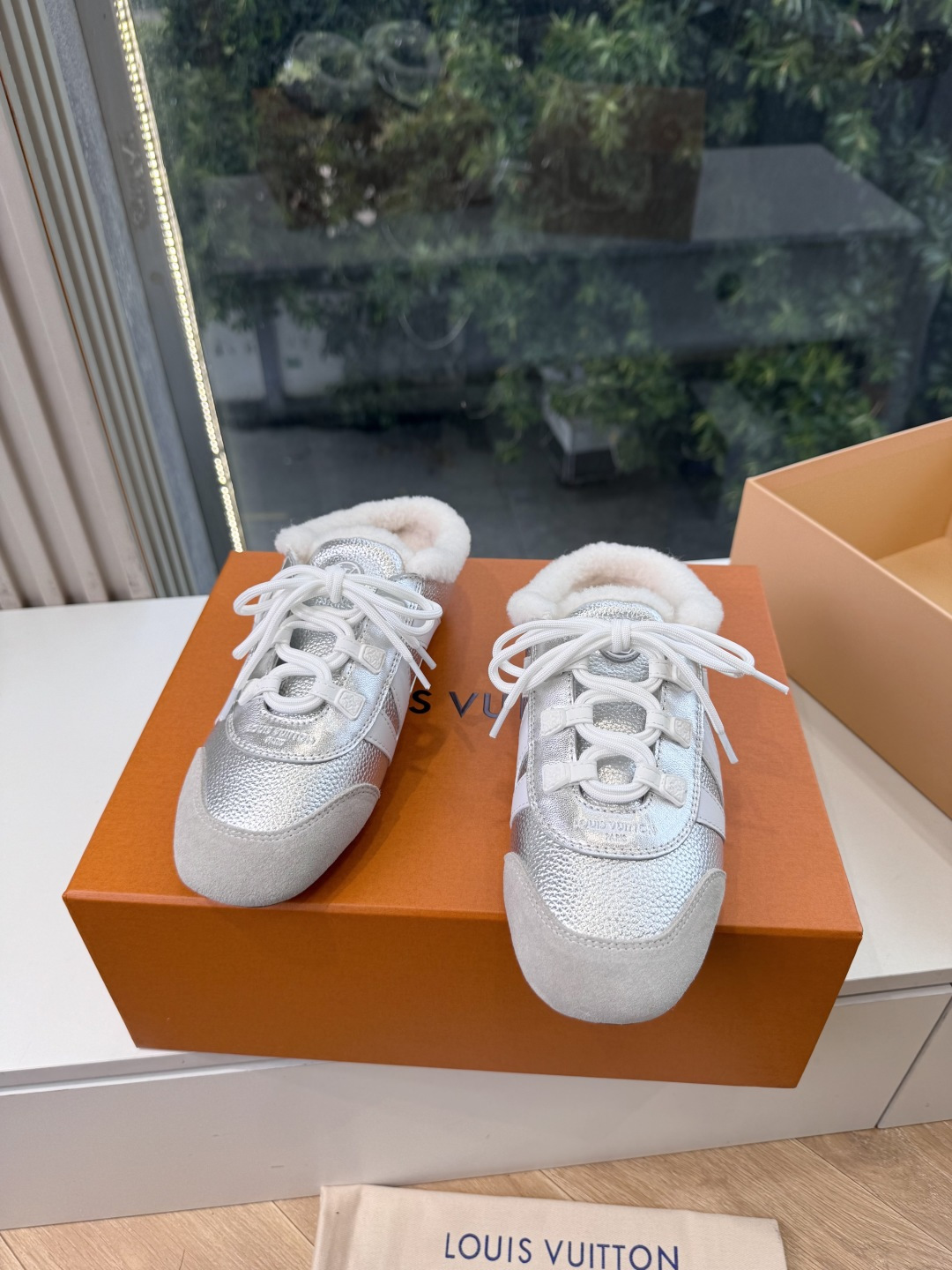G000所见即所得秀场上推出的 LV Footprint Soccer 芭蕾运动鞋是 Pharrell Williams