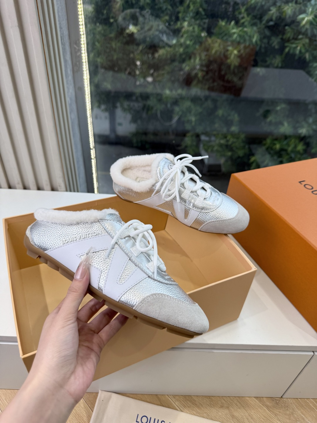G000所见即所得秀场上推出的 LV Footprint Soccer 芭蕾运动鞋是 Pharrell Williams